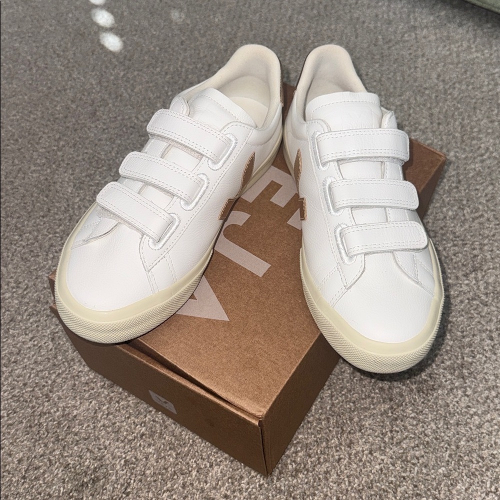 Veja women’s White and rose gold Sneakers - Picture 2 of 8